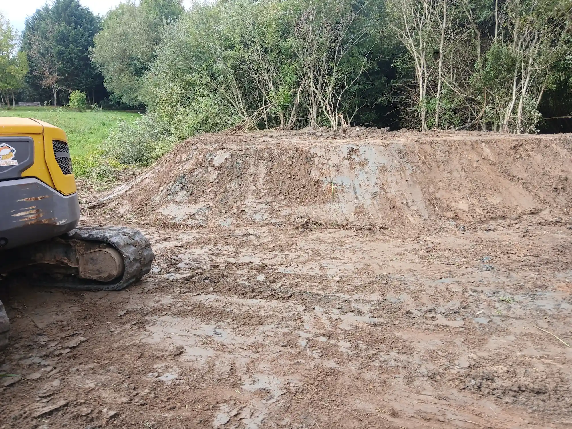 Bassin de décantation de boue sur un étang